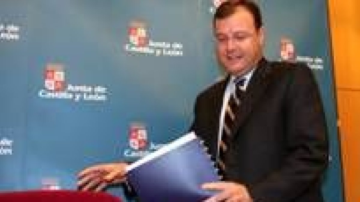 El consejero de Fomento comparece ante los medios en Valladolid tras su reunión con Morlán en Madrid