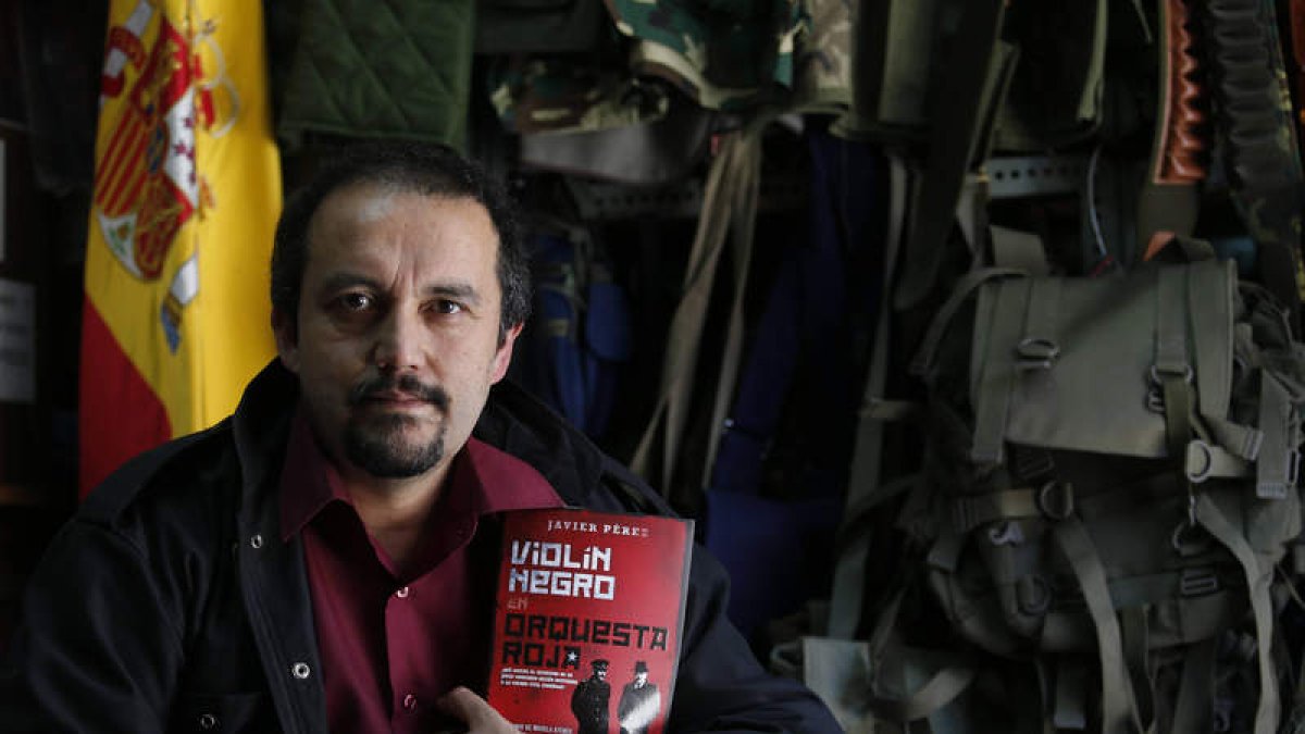 El novelista y empresario de turismo rural, con su última novela histórica, publicada por la editorial Algaida