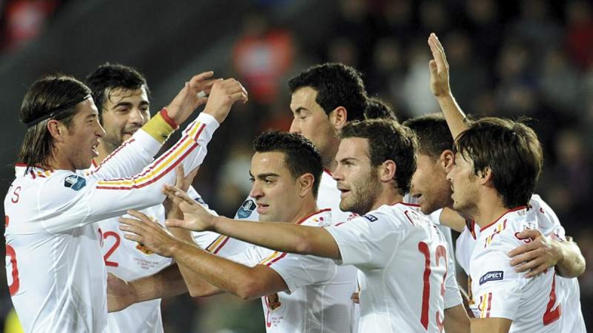 Los jugadores de la selección española celebran la victoria frente a la República Checa.