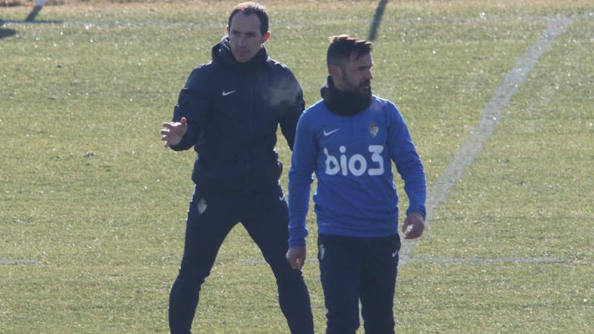 Munitis y Jonathan Ruiz, durante un entrenamiento en el Anexo de El Toralín. L. DE LA MATA