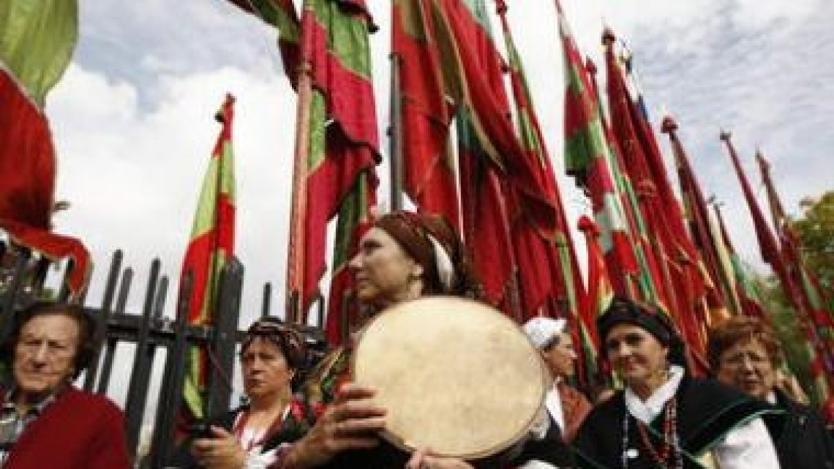 Los pendones lucirán el domingo sus mejores galas por las calles de Gijón.