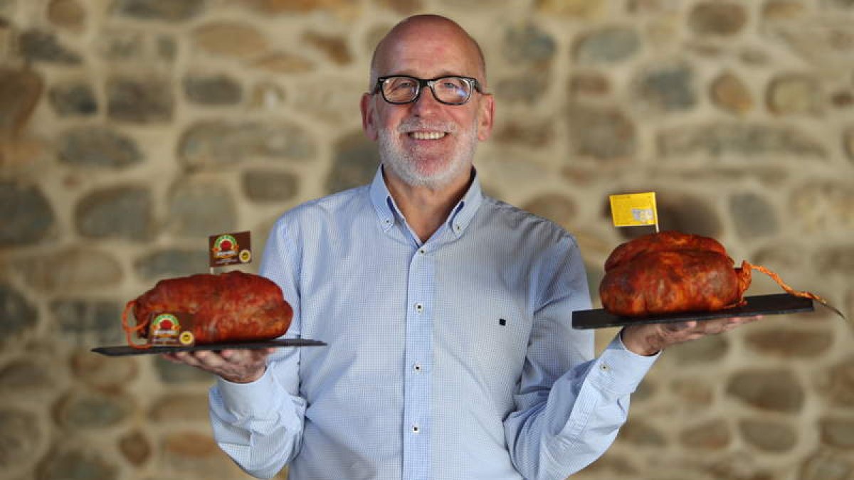 Óscar Ramos, presidente de la Indicación Geográfica Protegida Botillo del Bierzo, con dos piezas en la mano. L. DE LA MATA