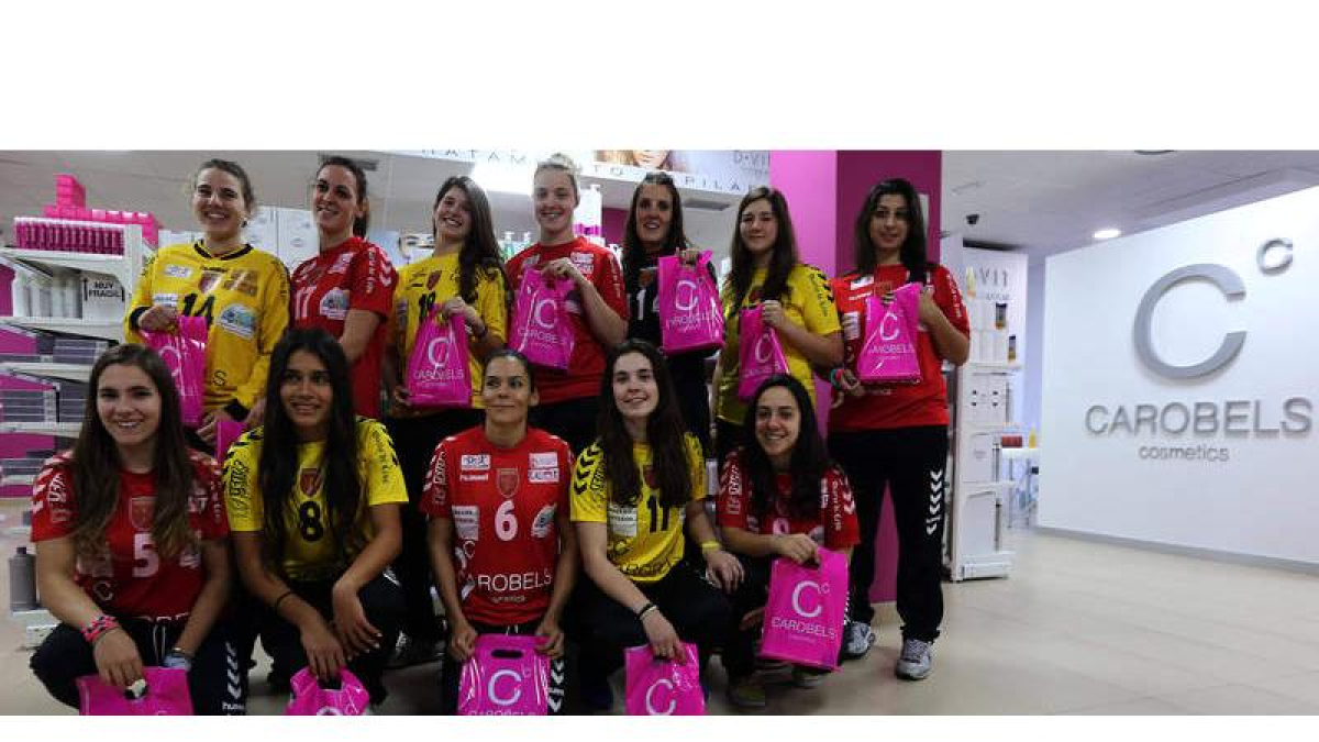 Las jugadoras del Cleba León Balonmano posan en las nuevas instalaciones de Carobels en Trobajo del Camino.