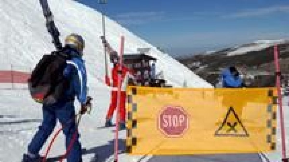 Los esquiadores abandonan las pistas de Sierra Nevada tras conocer la suspensión de la prueba
