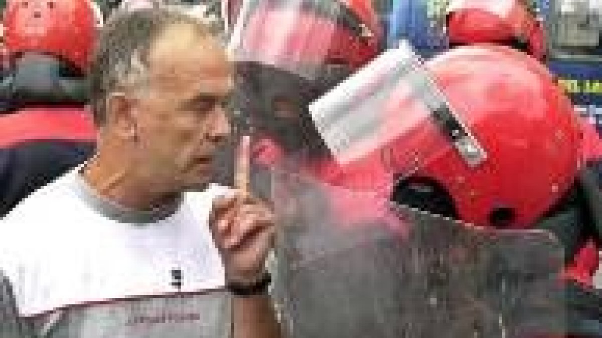 Alcalde se enfrenta a un erzaina en una manifestación en el 2003