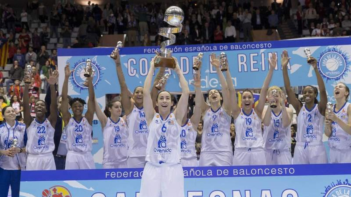 Ángela, cuarta por la izquierda, celebra con sus compañeras el título en la Copa de la Reina. FEB