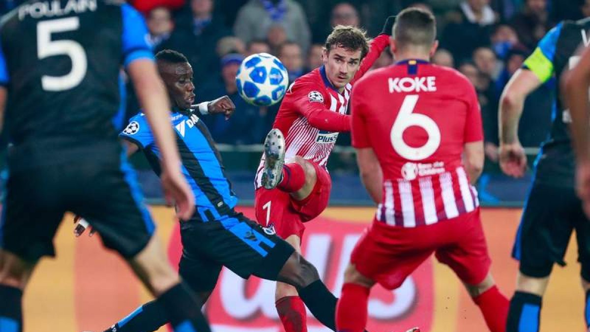 Griezmann se encontró muy solo en el ataque del Atlético y eso minimizó sus opciones de encontrar el camino hacia el gol. LECOCQ