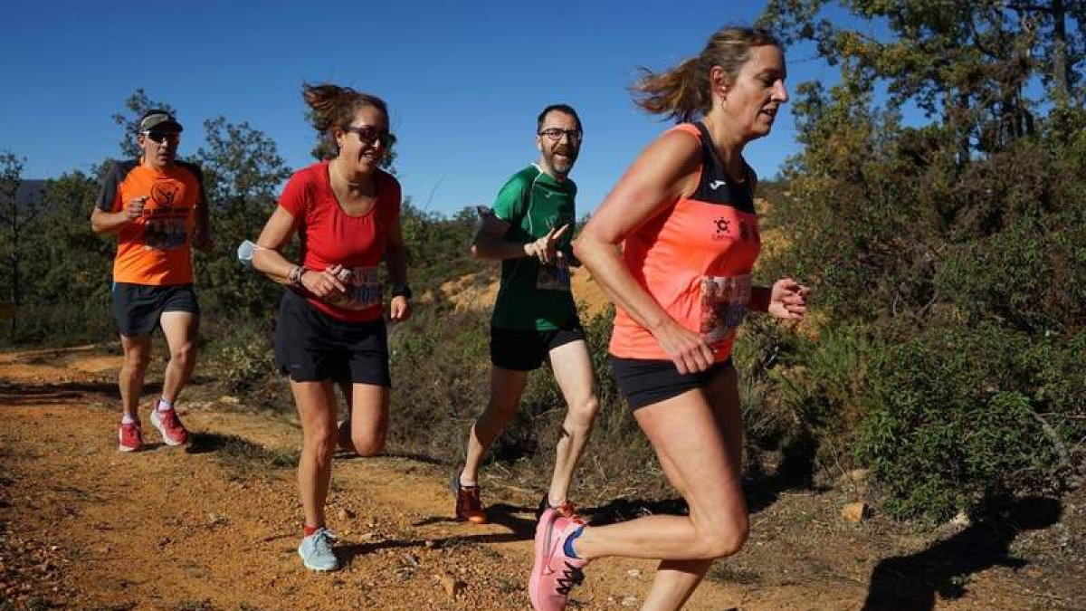 El Cross de Santa Colomba de Somoza contó con una amplia y notable nómina de participantes en la línea de salida. MÓNICA PÉREZ