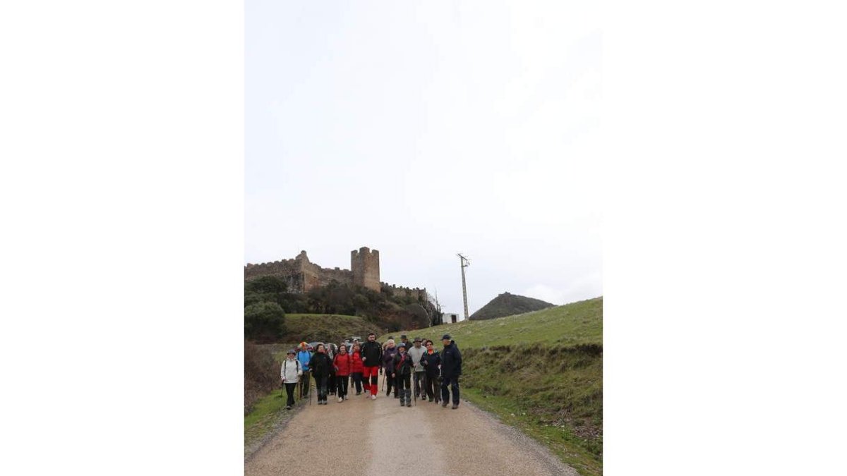 A la izquierda, vista de Las Médulas; a la derecha, un grupo de peregrinos en el recorrido del Camino de Invierno.