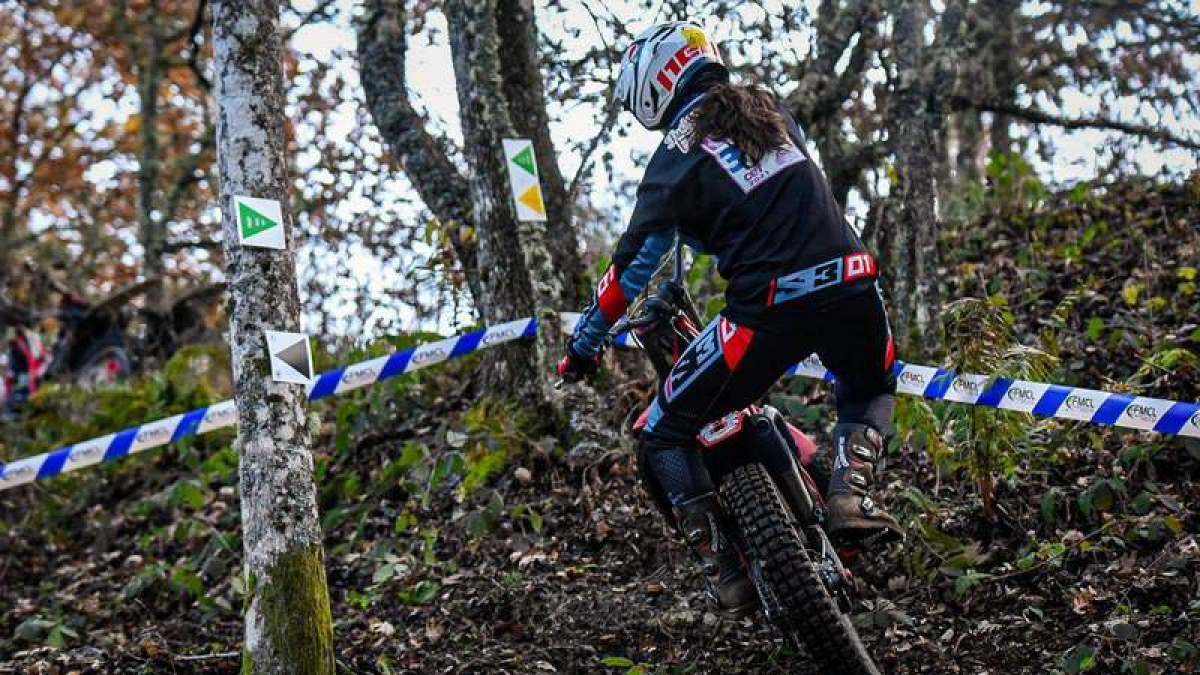 Uno de los participantes trata de superar una zona. ALICIA PRESA