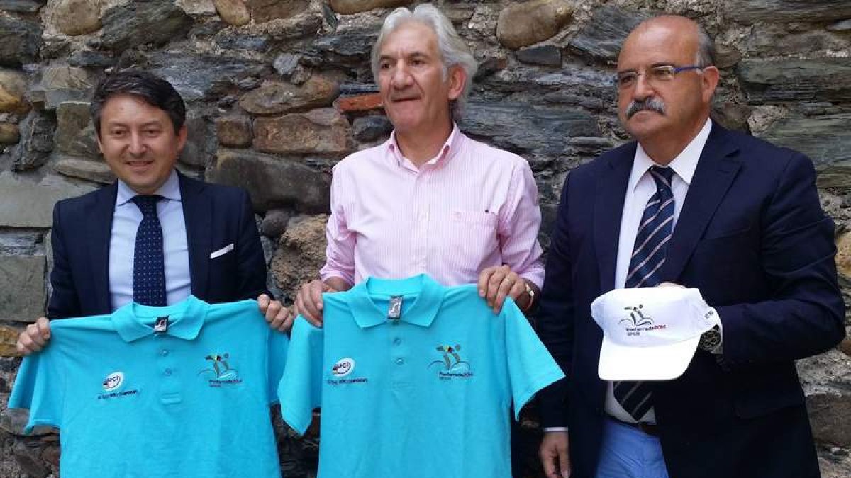 Responsables municipales y de la empresa SGPro, con los artículos.