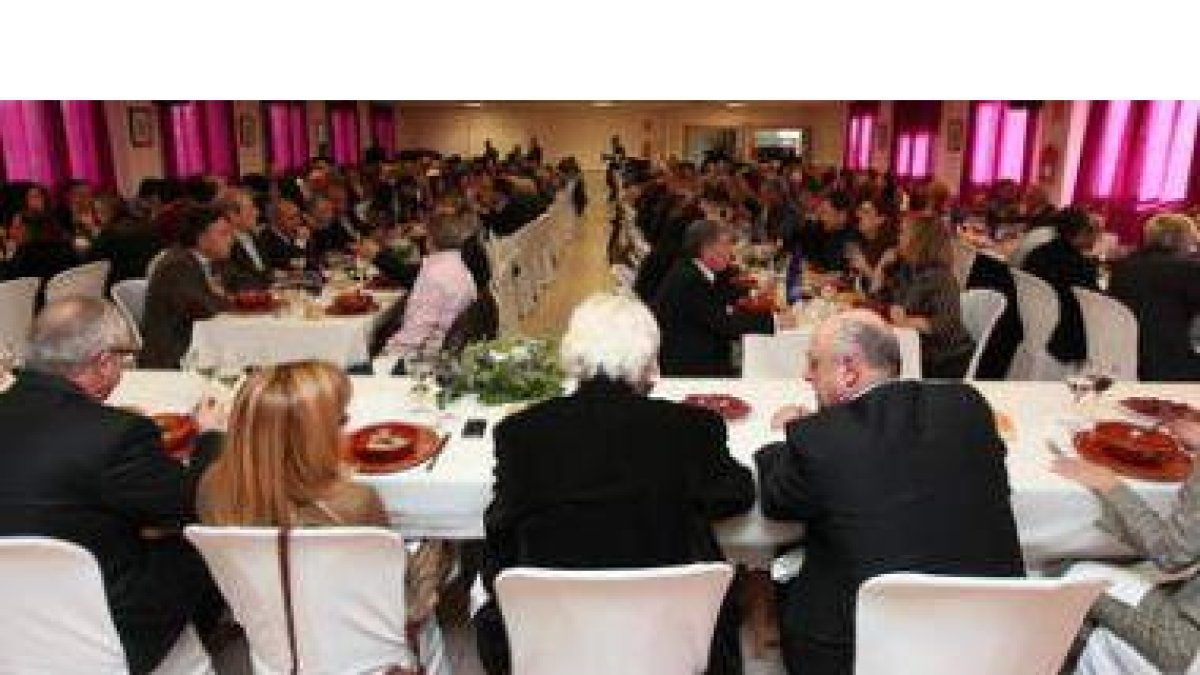 Manuel García Prada, Isabel Carrasco, Luis del Olmo y Gregorio Chamorro presiden la mesa.