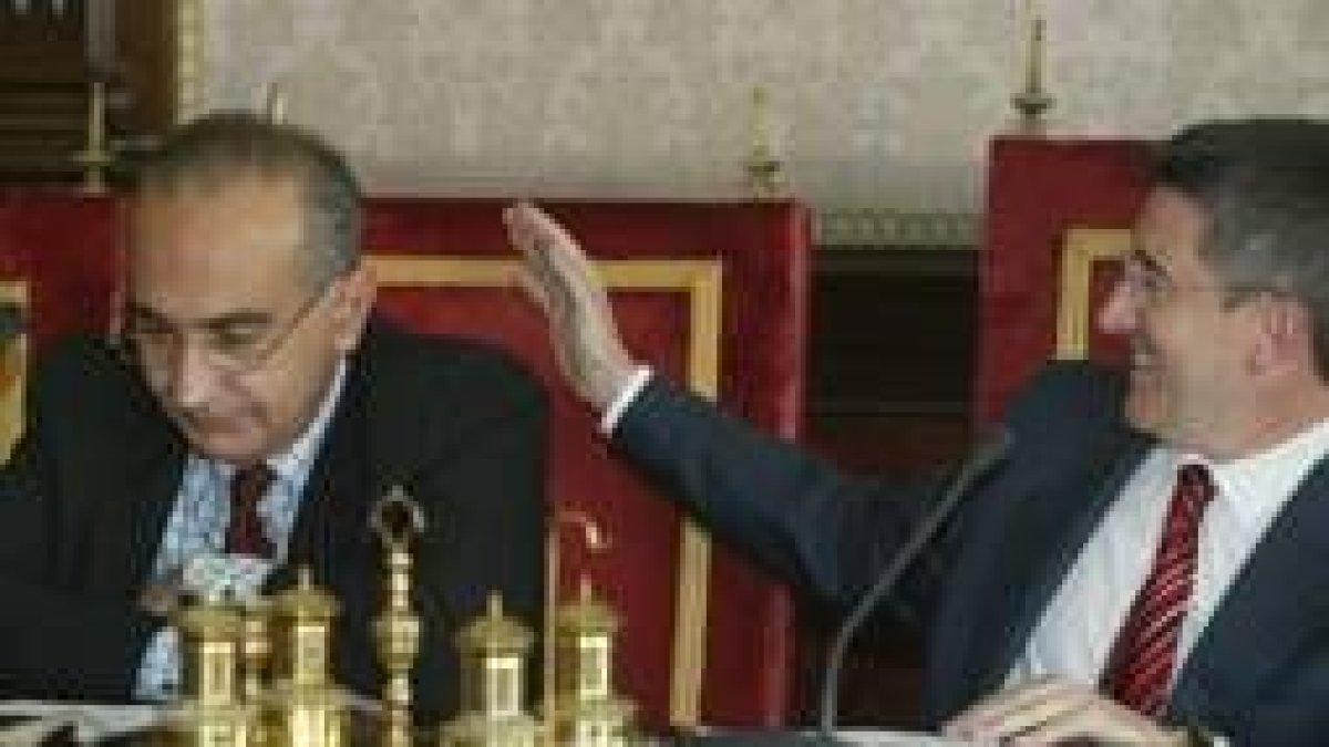 Rodríguez de Francisco recibe la felicitación del alcalde, al final del Pleno, por su 54 cumpleaños