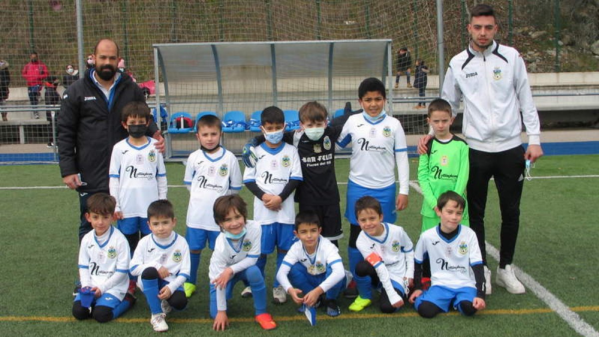 Formación del equipo CD Flores del Sil que milita en la categoría prebenjamín. M. MACÍAS