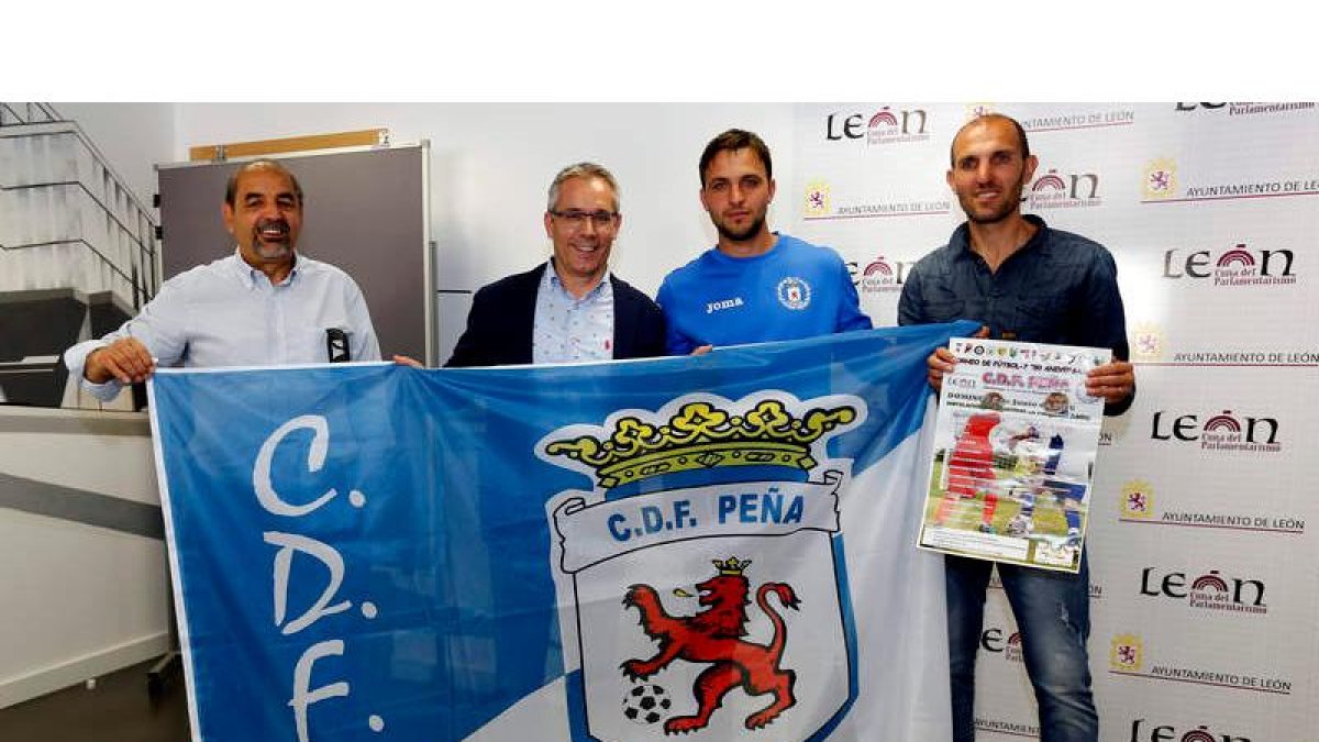 El presidente de la Peña, Manuel Díaz, junto a López Benito, Abel Falagán y Agustín Falagán. MARCIANO PÉREZ