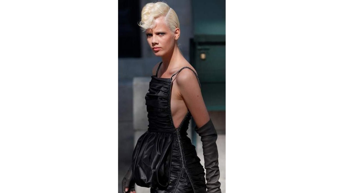 Modelos lucen una creación de la colección otoño/invierno. IAN LANGSDON