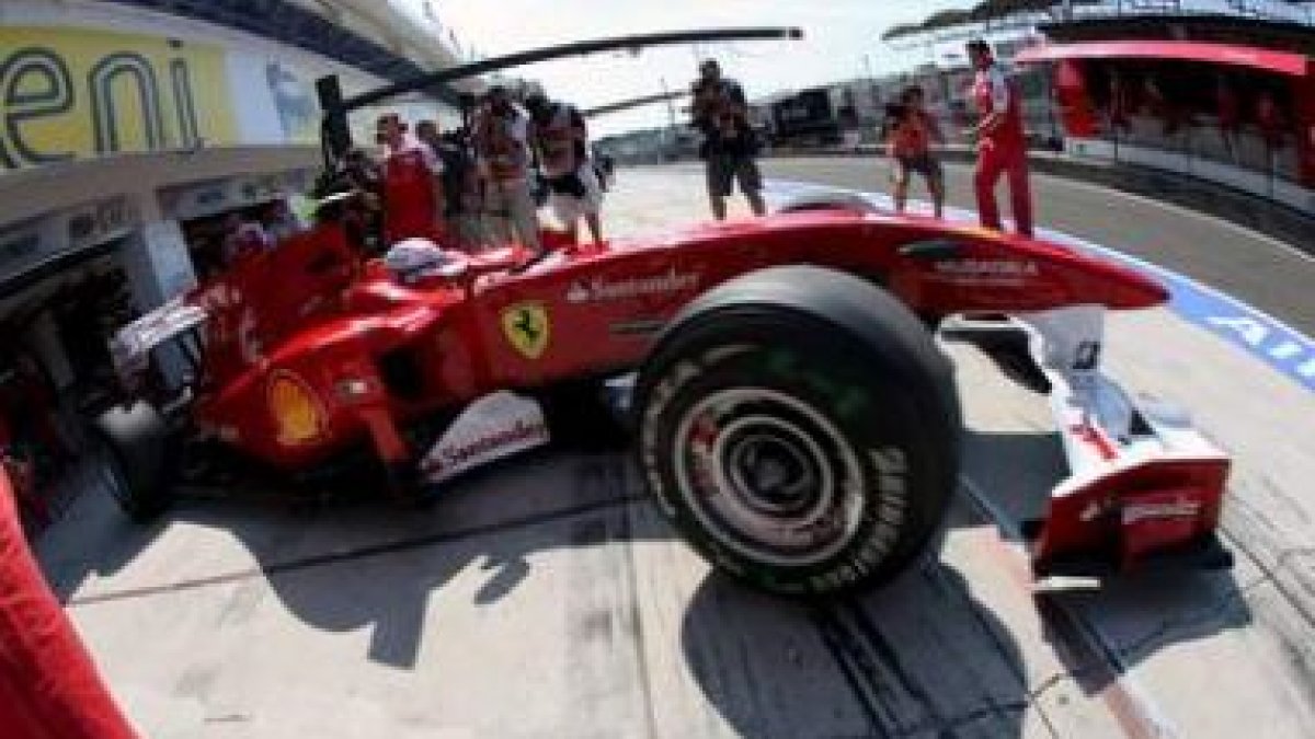 Fernando Alonso, de Ferrari, durante la primera sesión de entrenamientos libres en Hungría.