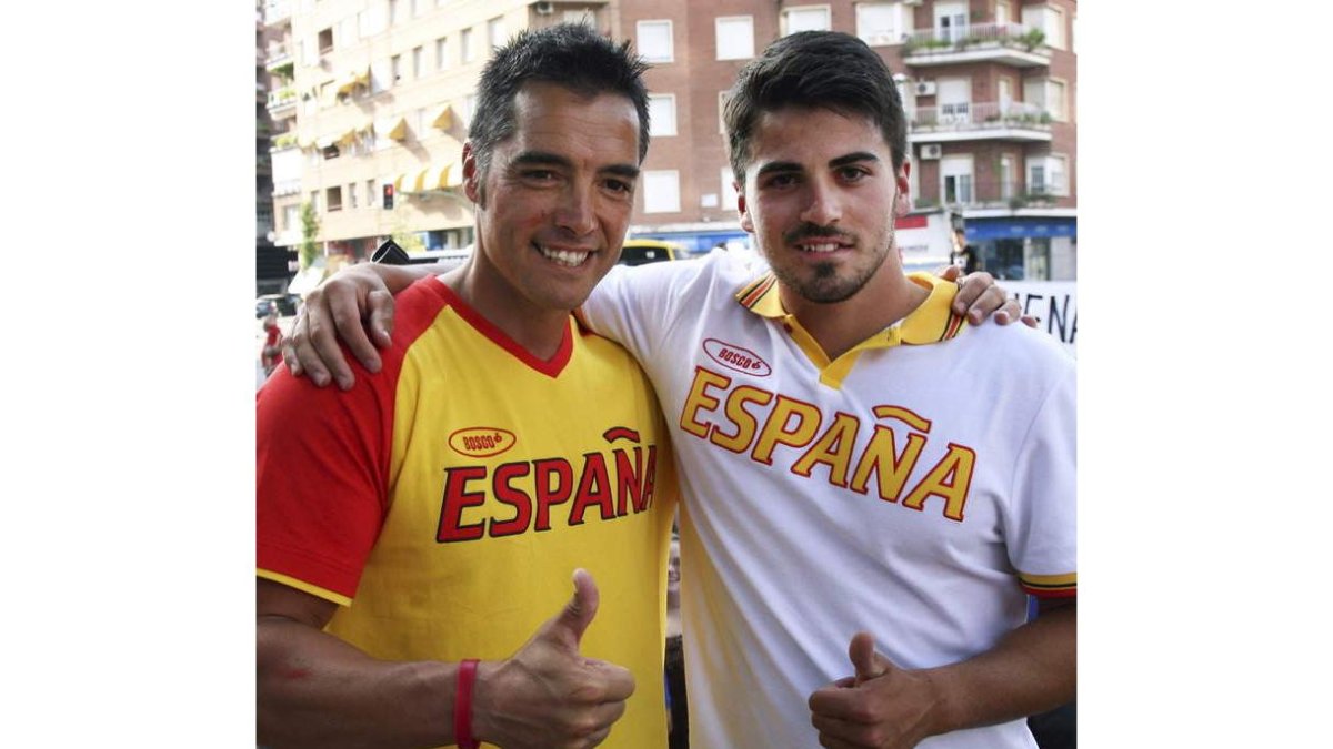 El piragüista Francisco Cubelos, a la derecha, diploma olímpico, tras regresar de los Juegos.
