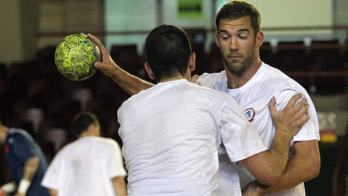 Lewis Howes completó ayer su primer entrenamiento a las órdenes de Dani Gordo. Estará en León doce días.
