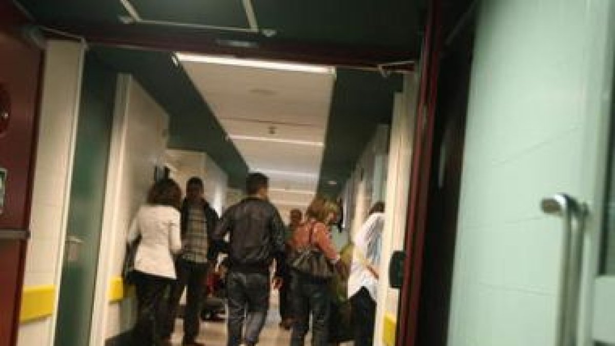 Algunos pacientes esperaban ayer en los pasillos del servicio