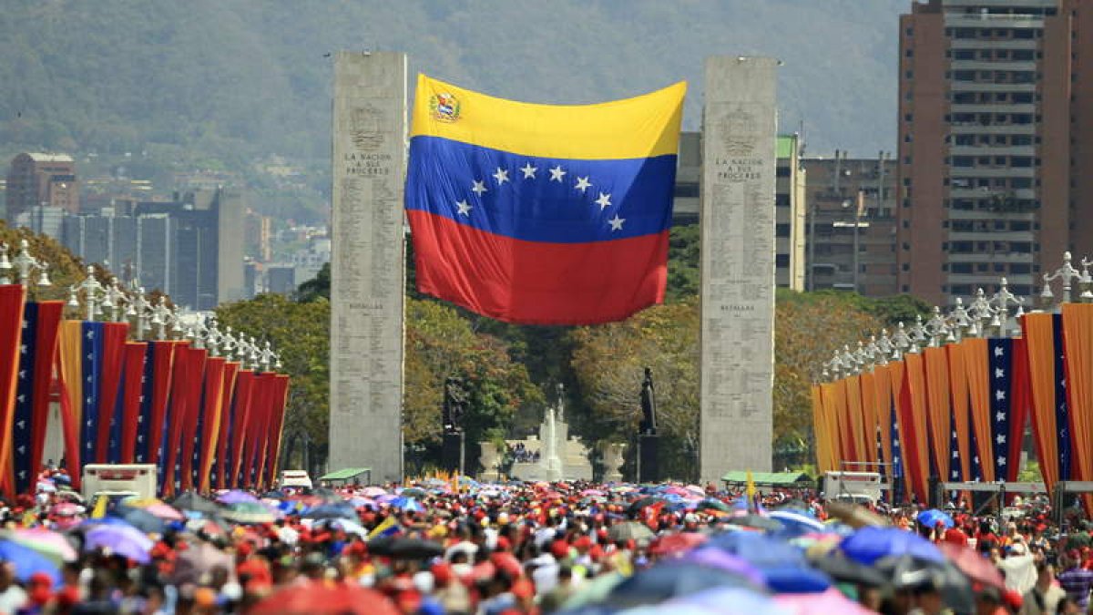 Miles de simpatizantes del presidente de Venezuela esperan para despedirle.