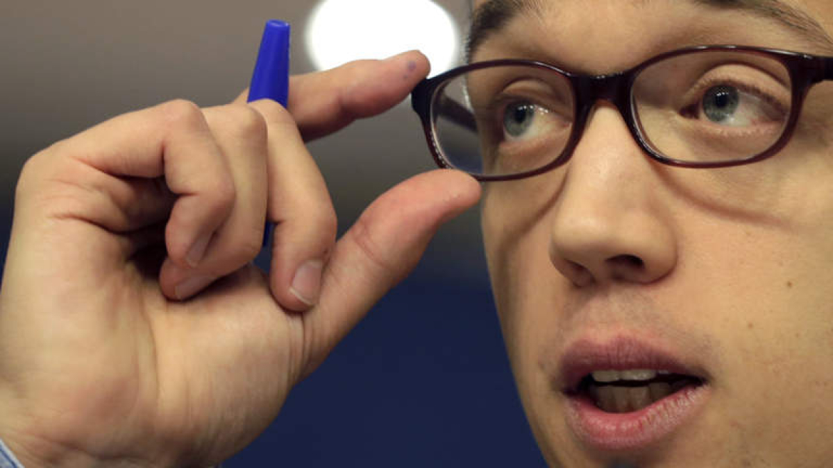 El portavoz de Podemos en el Congreso, Íñigo Errejón, durante la rueda de prensa. Javier Lizón