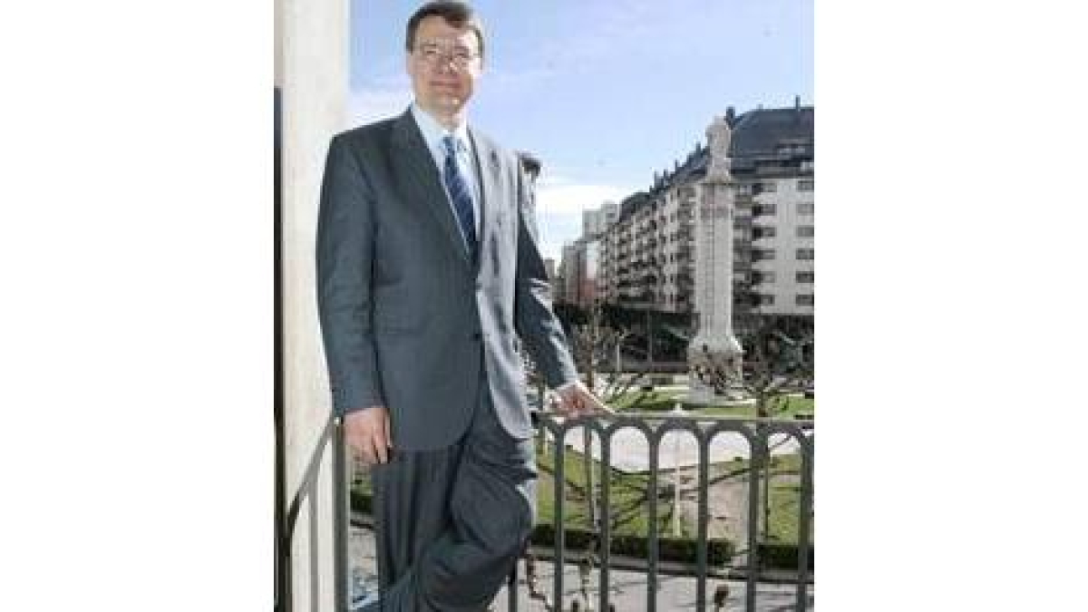 Jordi Sevilla, en un balcón de la Subdelegación del Gobierno en León
