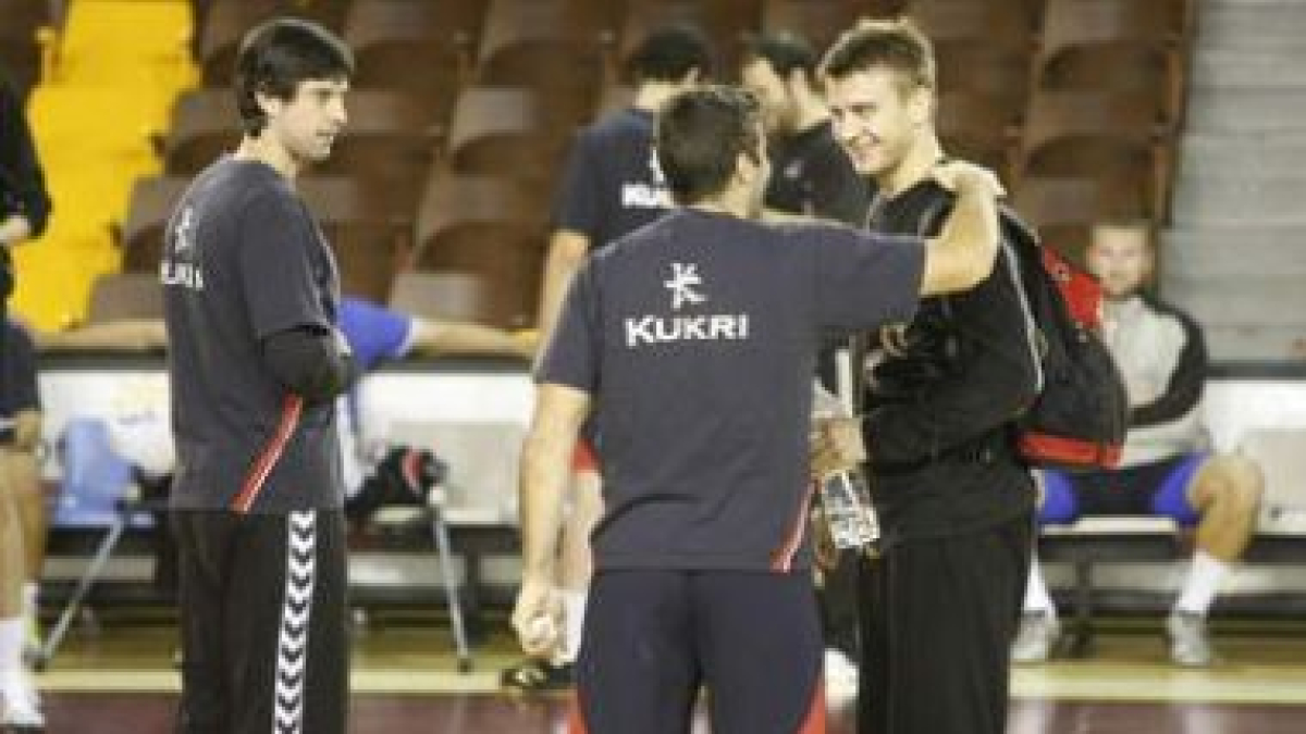 Erevik, a la derecha, es saludado por Castresana.