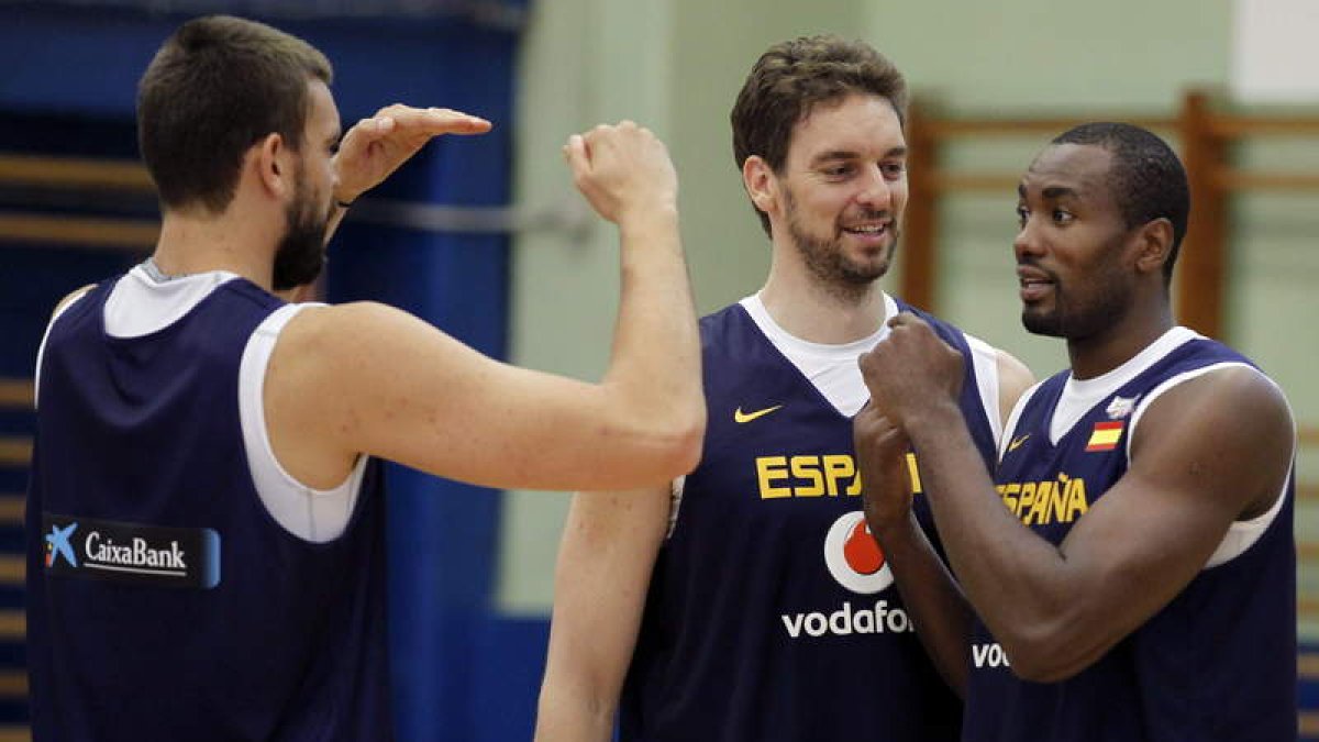 Marc Gasol, Pau Gasol y Serge Ibaka charlan durante un descanso del entrenamiento