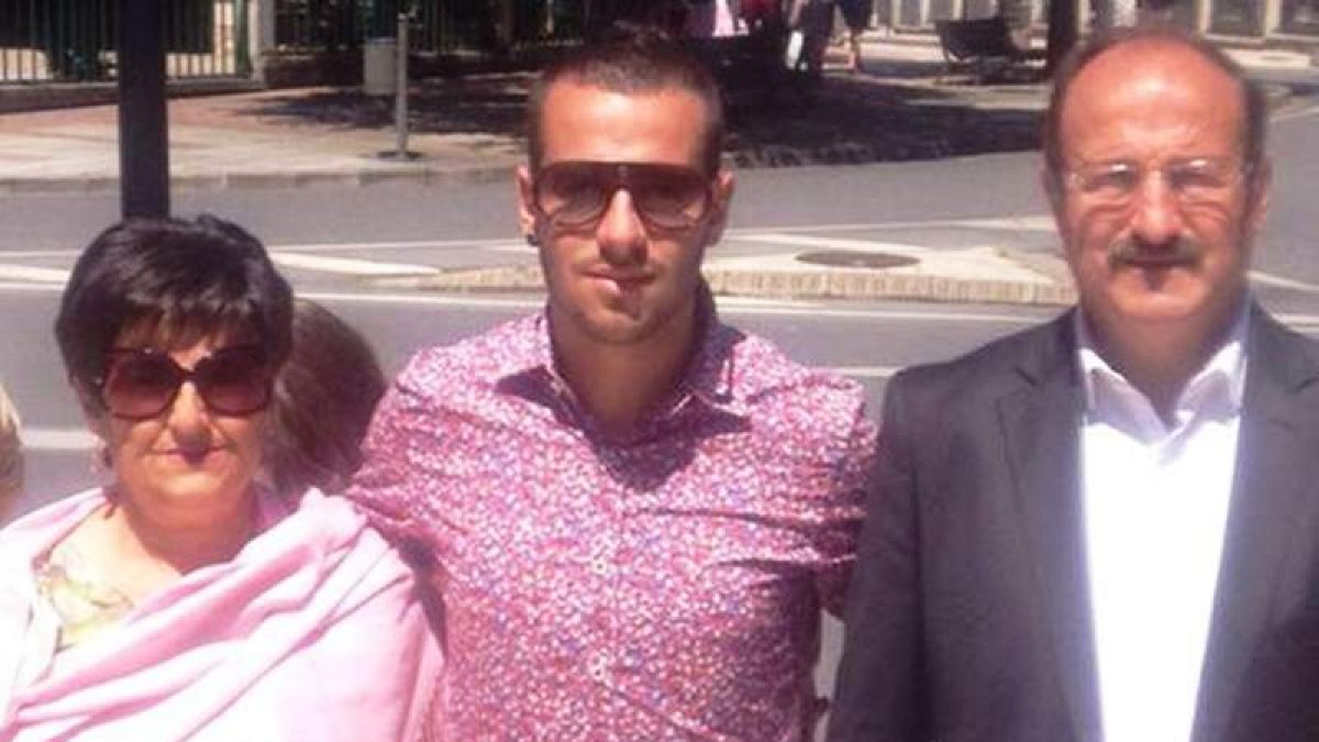 Ángel y José Antonio Falagán, en una foto de familia. A su izquierda, al concursante ponferradina de Master Chef, María Encina.