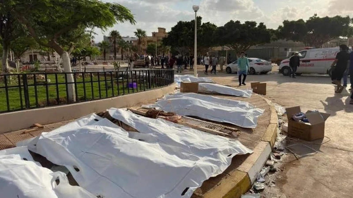 Cadáveres amontonados en una calle de Derna. EFE/TWITTER ORGANIZACIÓN MUNDIAL DE LA SALUD