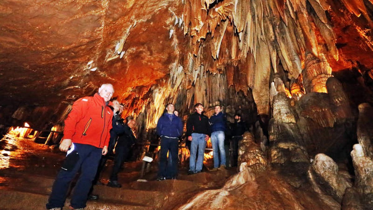 La junta directiva de la Fele visitó ayer la cueva de Valporquero. RAMIRO