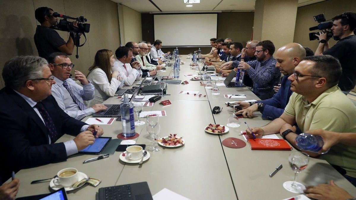 Reunión entre patronal y sindicato