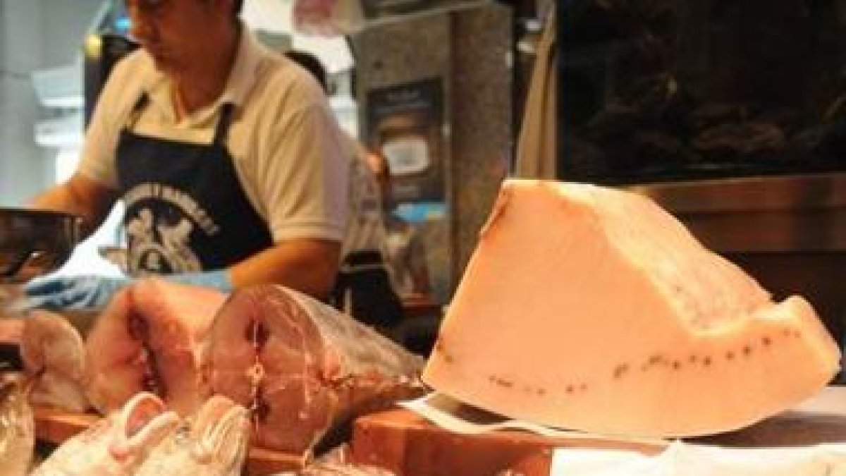 Atún rojo y pez espada en una pescadería de León.