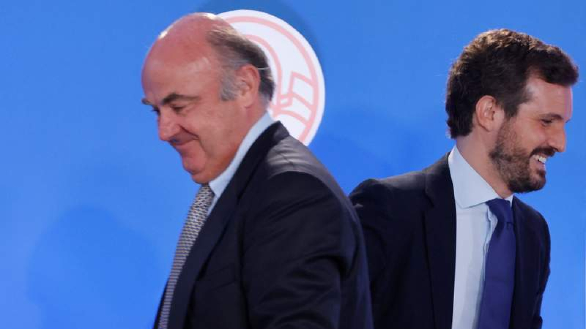 Pablo Casado junto al vicepresidente del Banco Central Europeo, Luis de Guindos, ayer. ZIPI