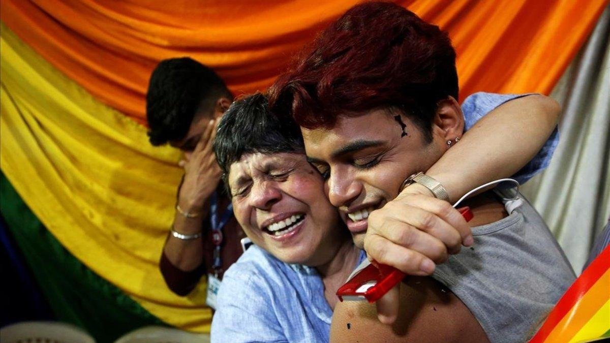 Miembros del colectivo LGBTI celebran el veredicto del Supremo indio que tumbaba la norma discriminatoria para las personas gais.