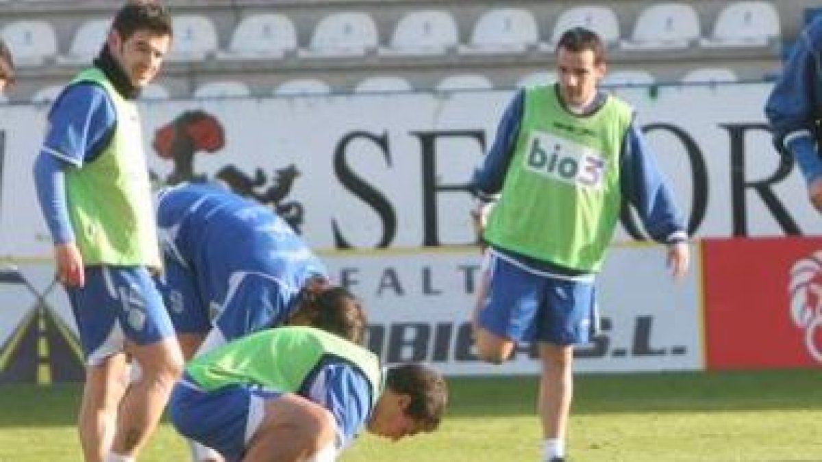 Trecarichi (agachado) y Omar pueden debutar hoy con la Ponferradina.
