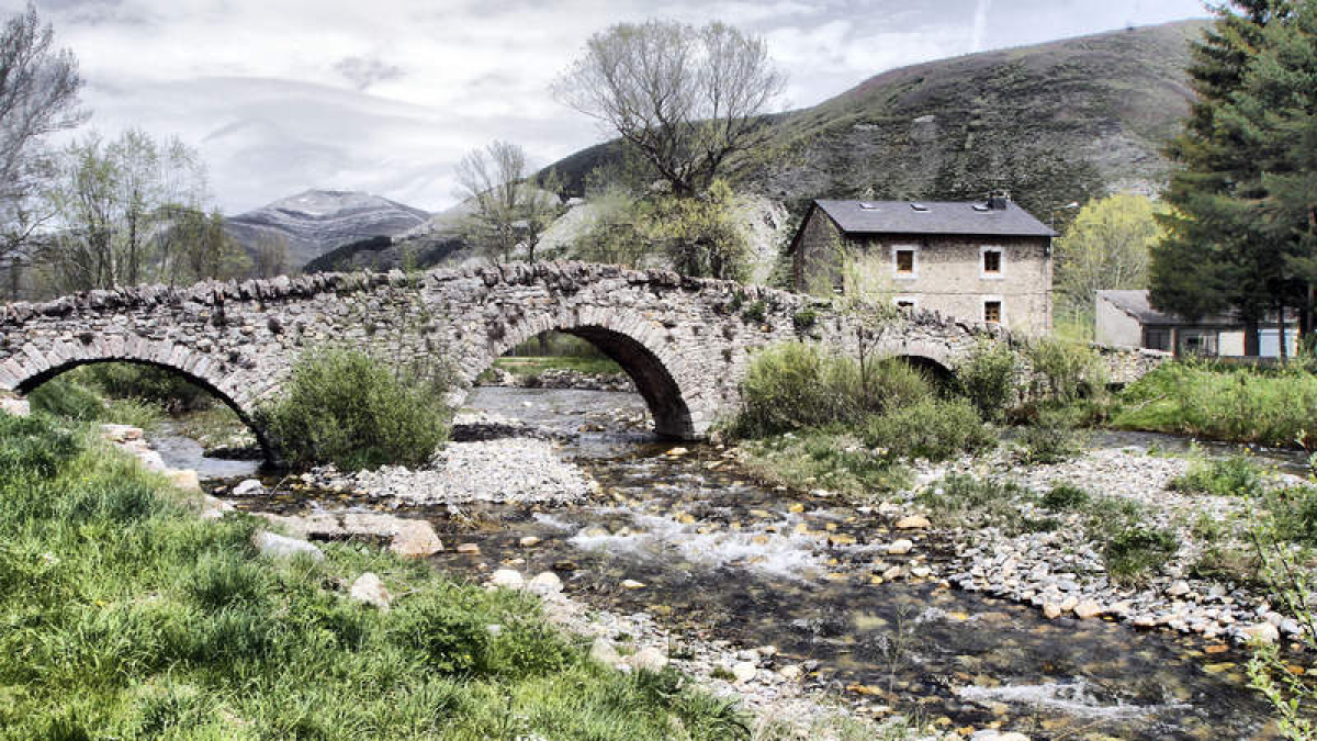 Uno de los principales reclamos turísticos de Lugueros es su playa fluvial, donde propios y extraños se divierten a lo largo de toda la temporada estival bañándose en las aguas del río Curueño.