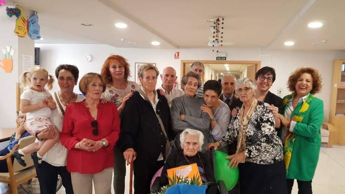 Perpetua López Diez, rodeada de familiares y la alcaldesa de San Andrés. DL