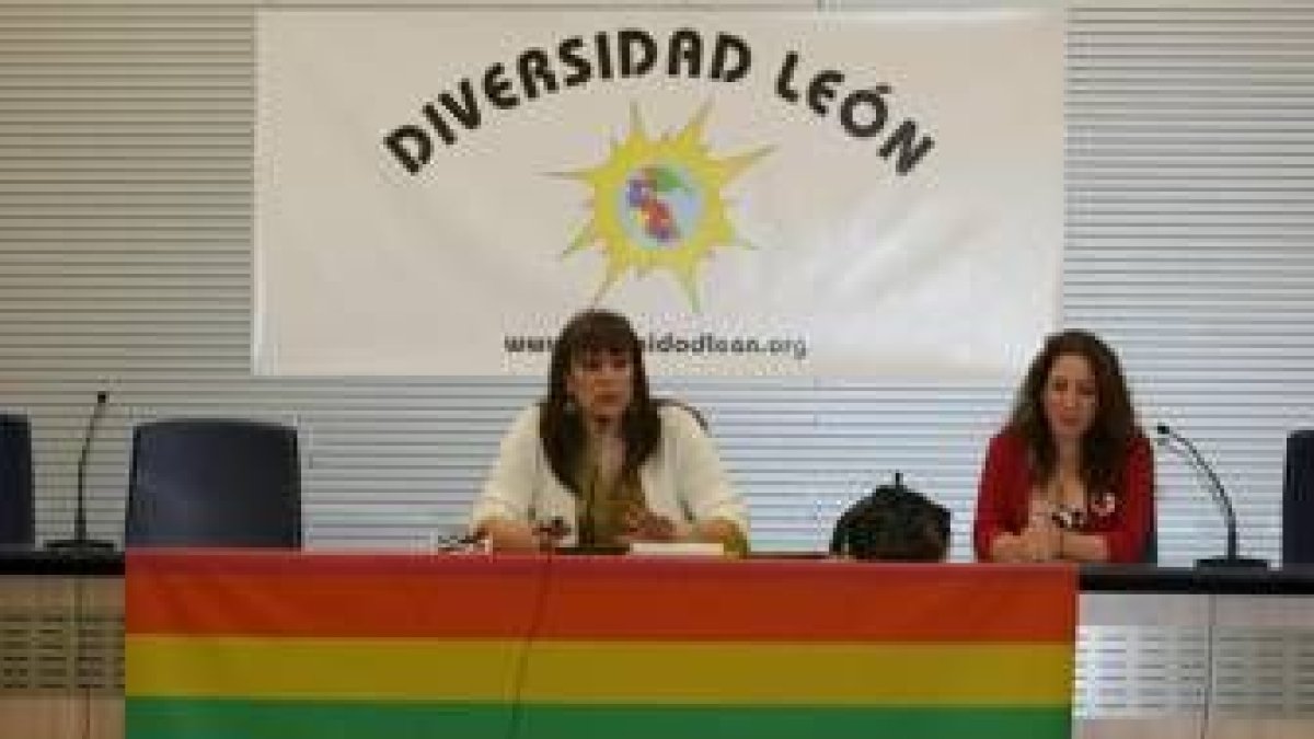 Jana Quintanilla, a la izquierda, y Alba Gómez, tesorera de la asociación