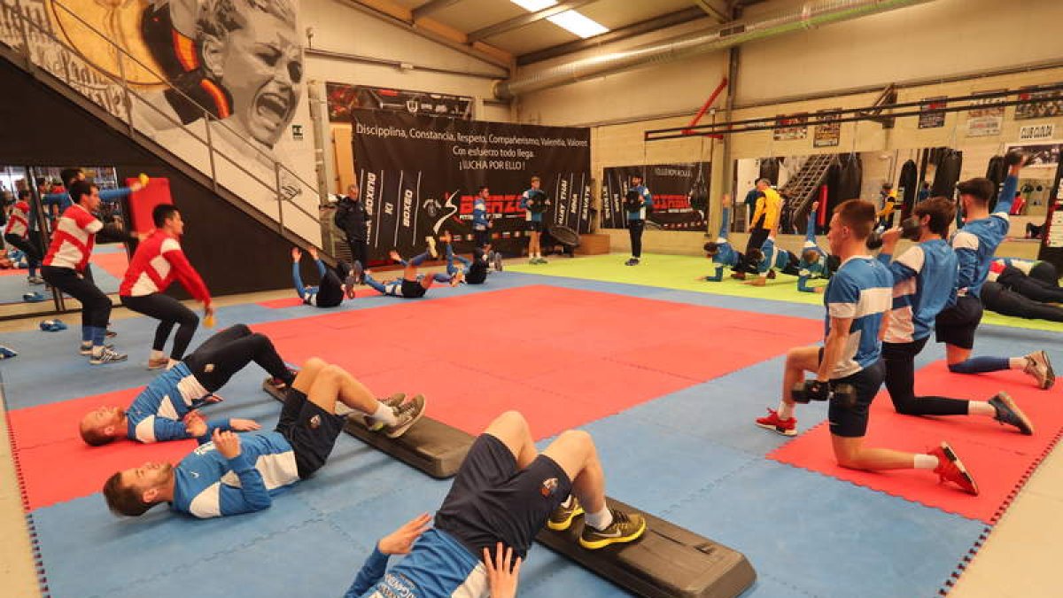 La plantilla blanquiazul se entrenó en las dependencias de un gimnasio ponferradino.