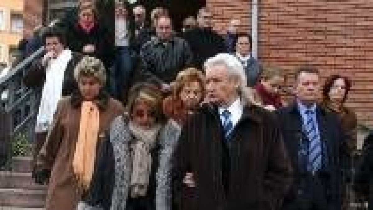 Luis del Olmo, junto a su esposa, a la salida de los oficios religiosos