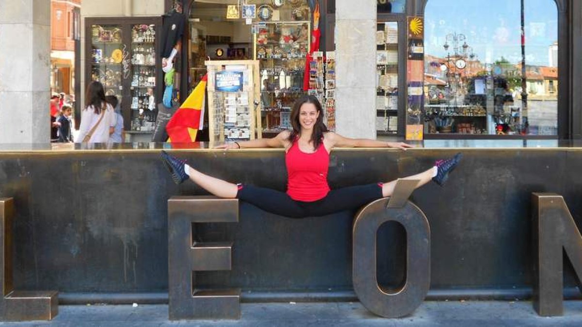 Carolina realizando un movimiento clásico de gimnasia rítmica en la plaza de la Catedral.