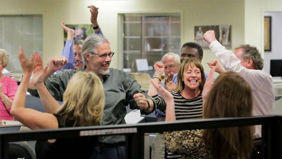 La plantilla del diario 'The Post and Courier' celebra el Premio Pulitzer obtenido.
