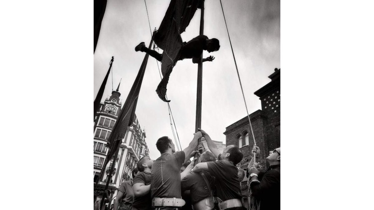 A la izquierda, ‘Más que fuerza’, de Carmen Verde, que se llevó el primer premio. Arriba, ‘De León al cielo’, de Pascual Marín, y debajo, ‘Mirada’, de Carlos Velayos, segundo y tercero. FOCUS