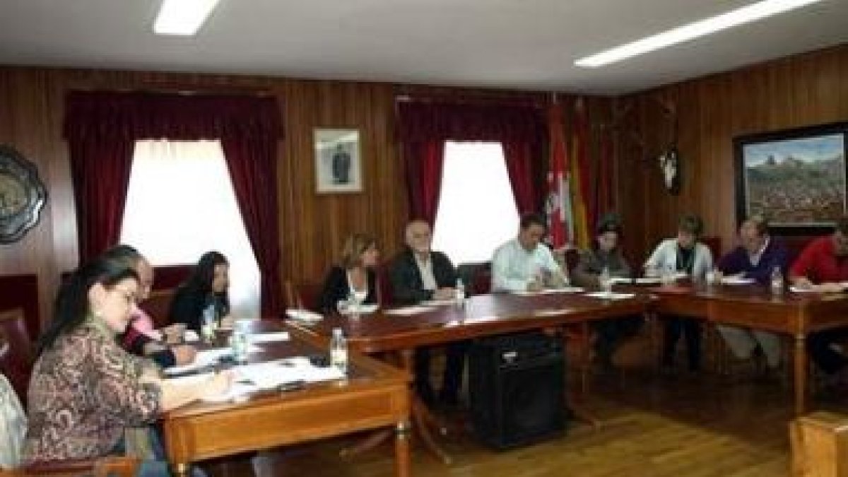 Los miembros de la mesa encargados de dirigir la subasta de caza de Riaño y Mampodre.