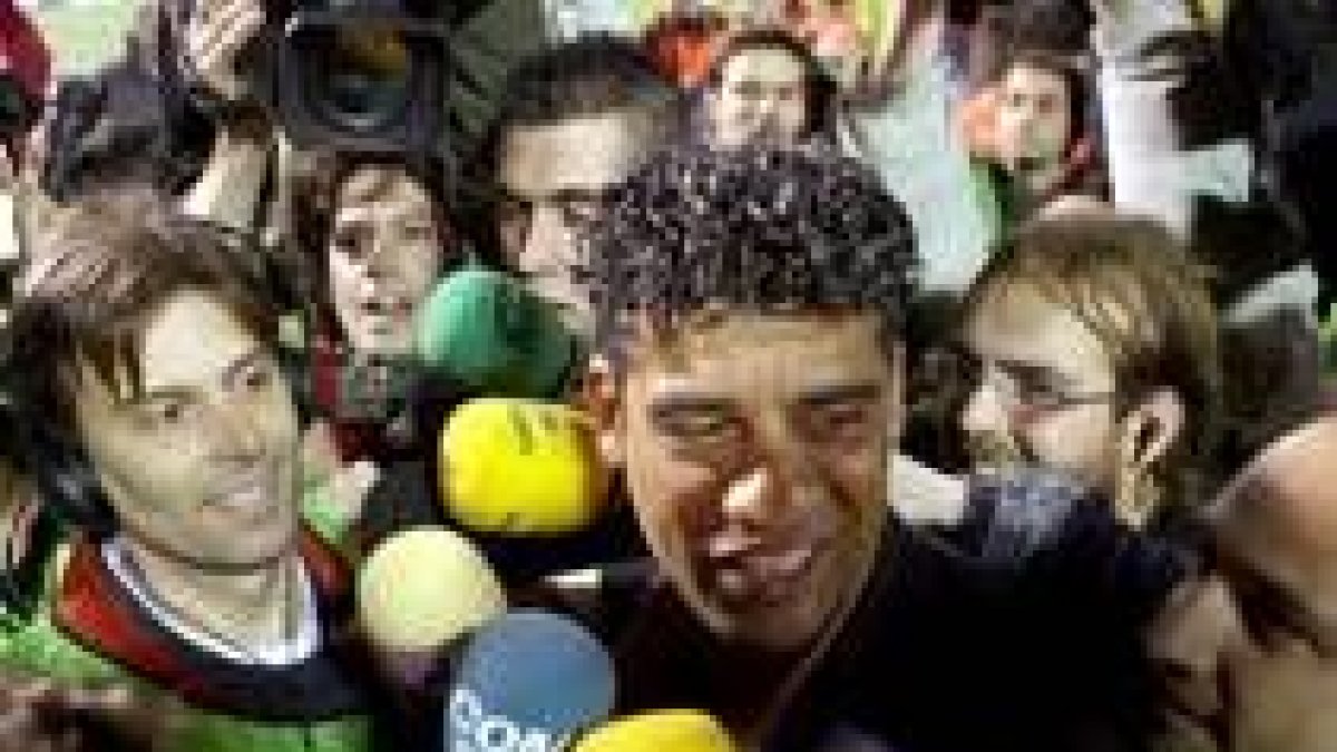 Rijkaard es rodeado por los informadores a la conclusión del choque