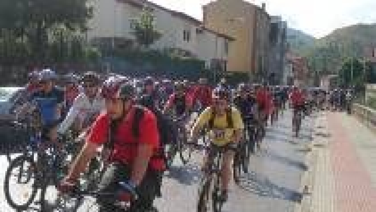 Aunque los corredores salieron así de limpitos, el barro les cubría en la meta