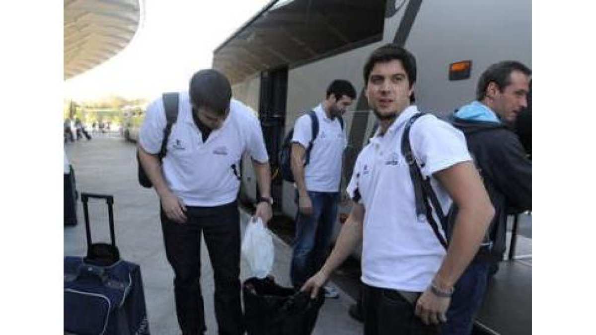 Los jugadores leoneses a su llegada ayer al aeropuerto de Bilbao rumbo a Alemania.