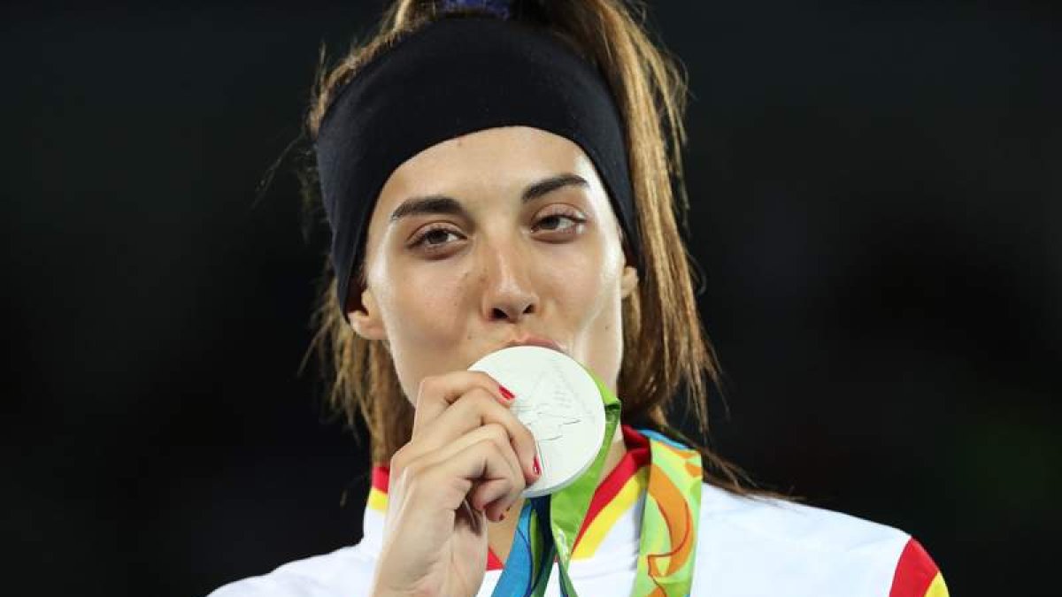 Eva Calvo besa la medalla de plata conquistada en los Juegos. TATYANA ZENKOVICH